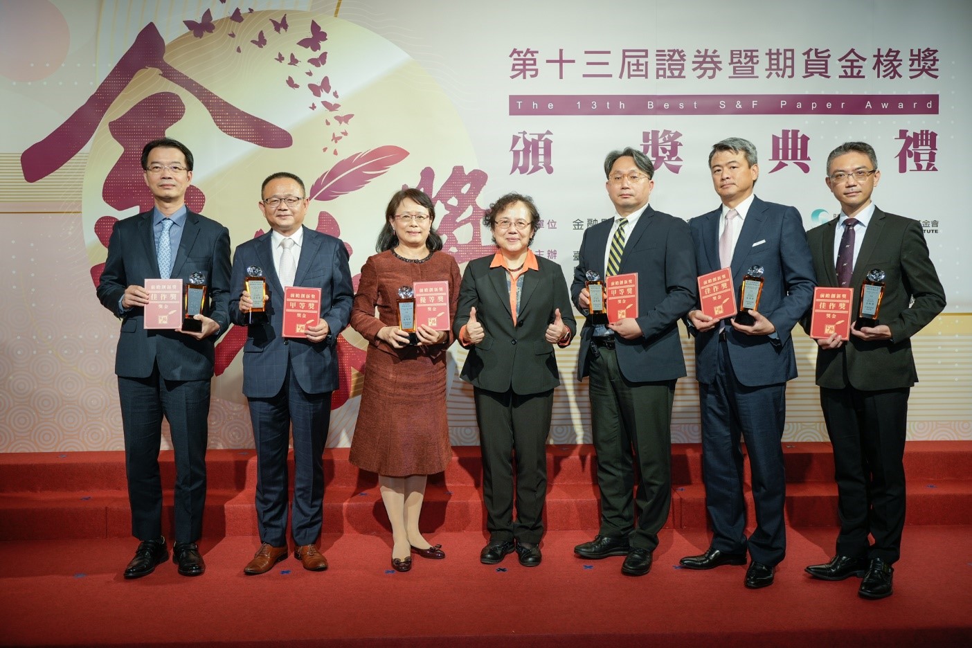蕭副主委與前瞻創新獎得獎者代表合影